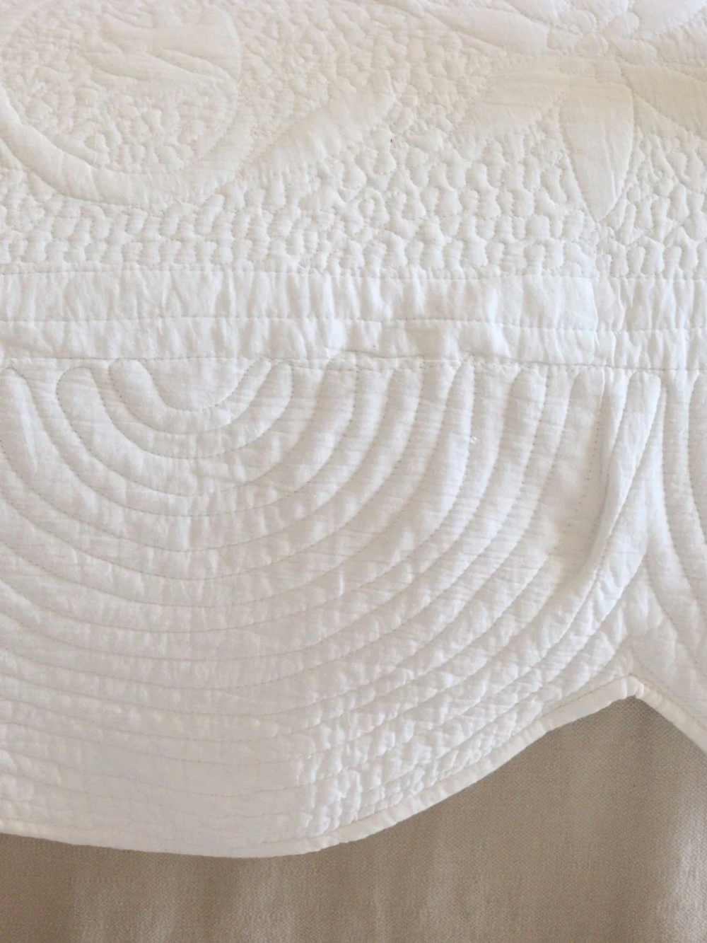 Scalloped White Tip Top Quilt