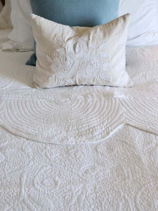 Scalloped White Tip Top Quilt