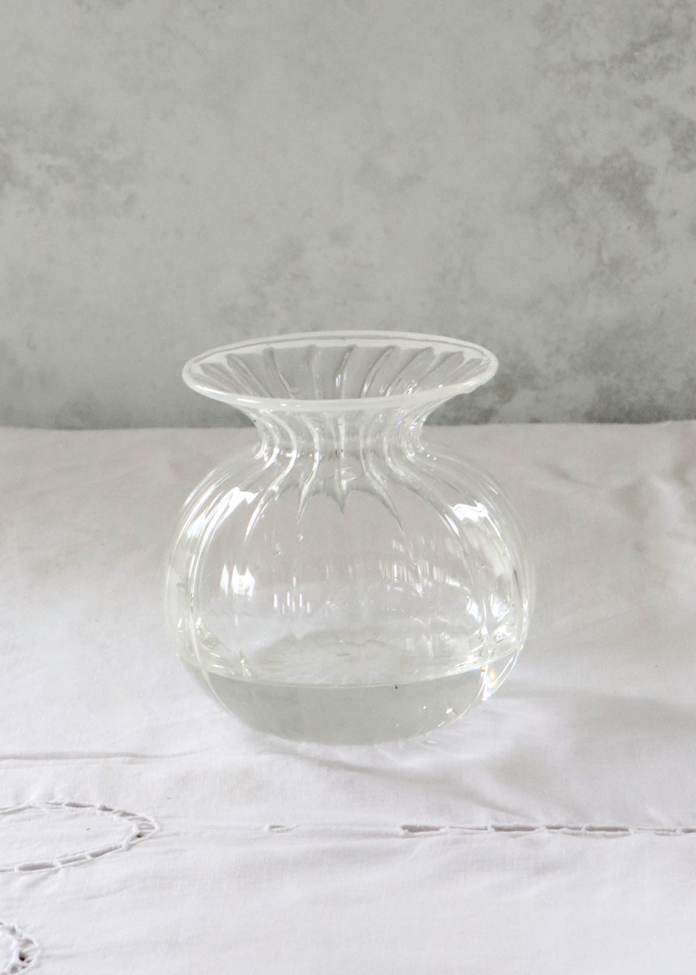 Luna Vase - Gentle White Rim