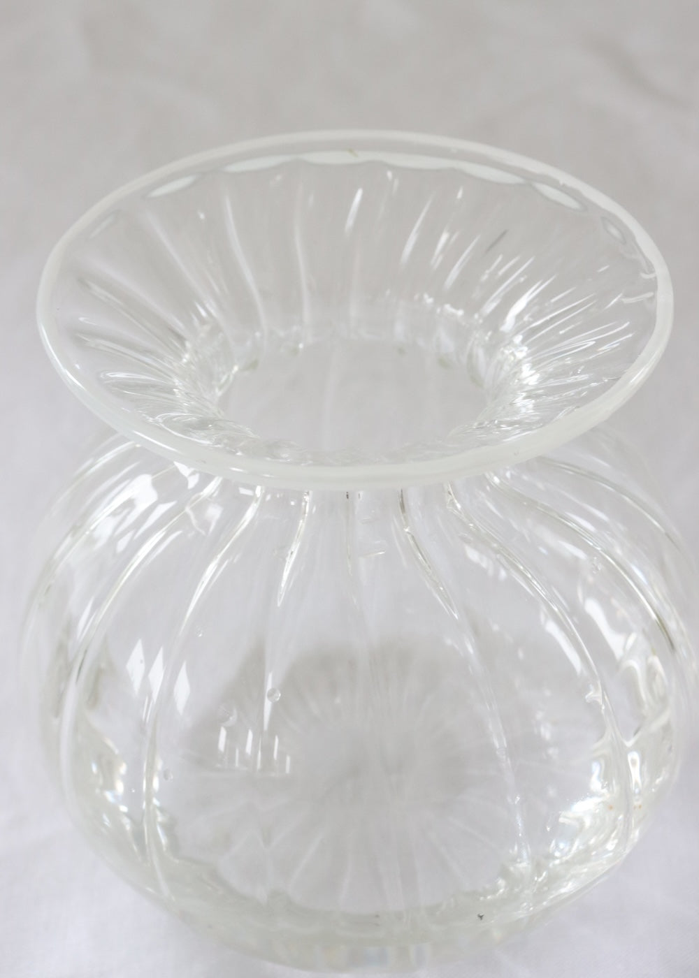 Luna Vase - Gentle White Rim